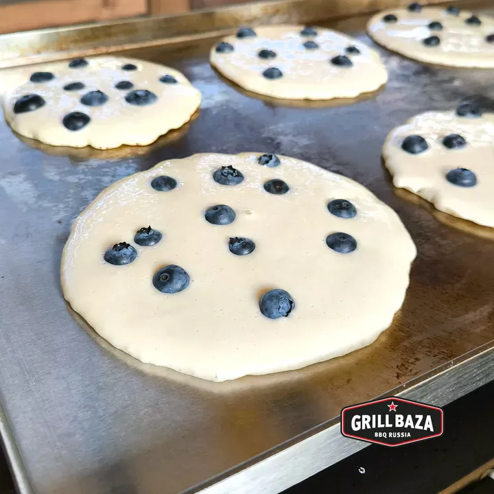 Оладьи с ягодами на сплошной планче газового гриля Grillbaza FT-102
