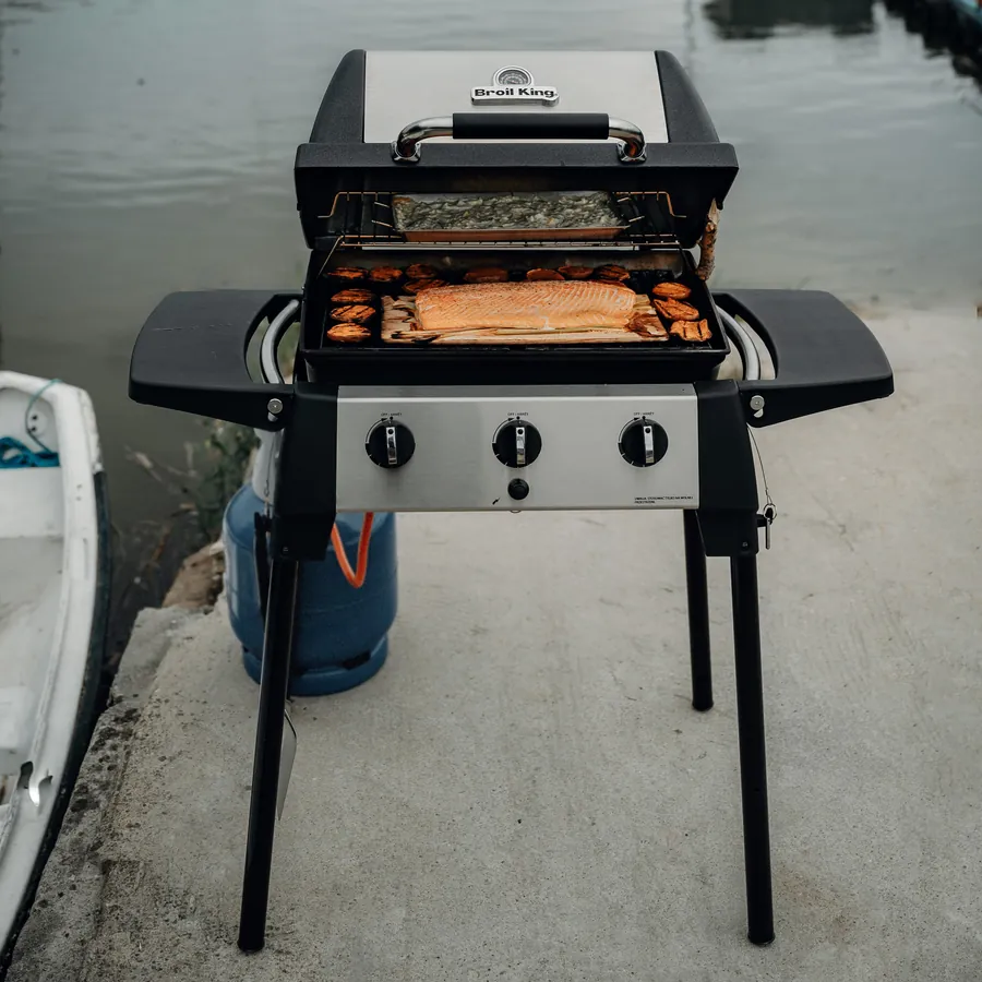Broil King Porta-Chef 320 с тремя горелками и боковыми полками на природе
