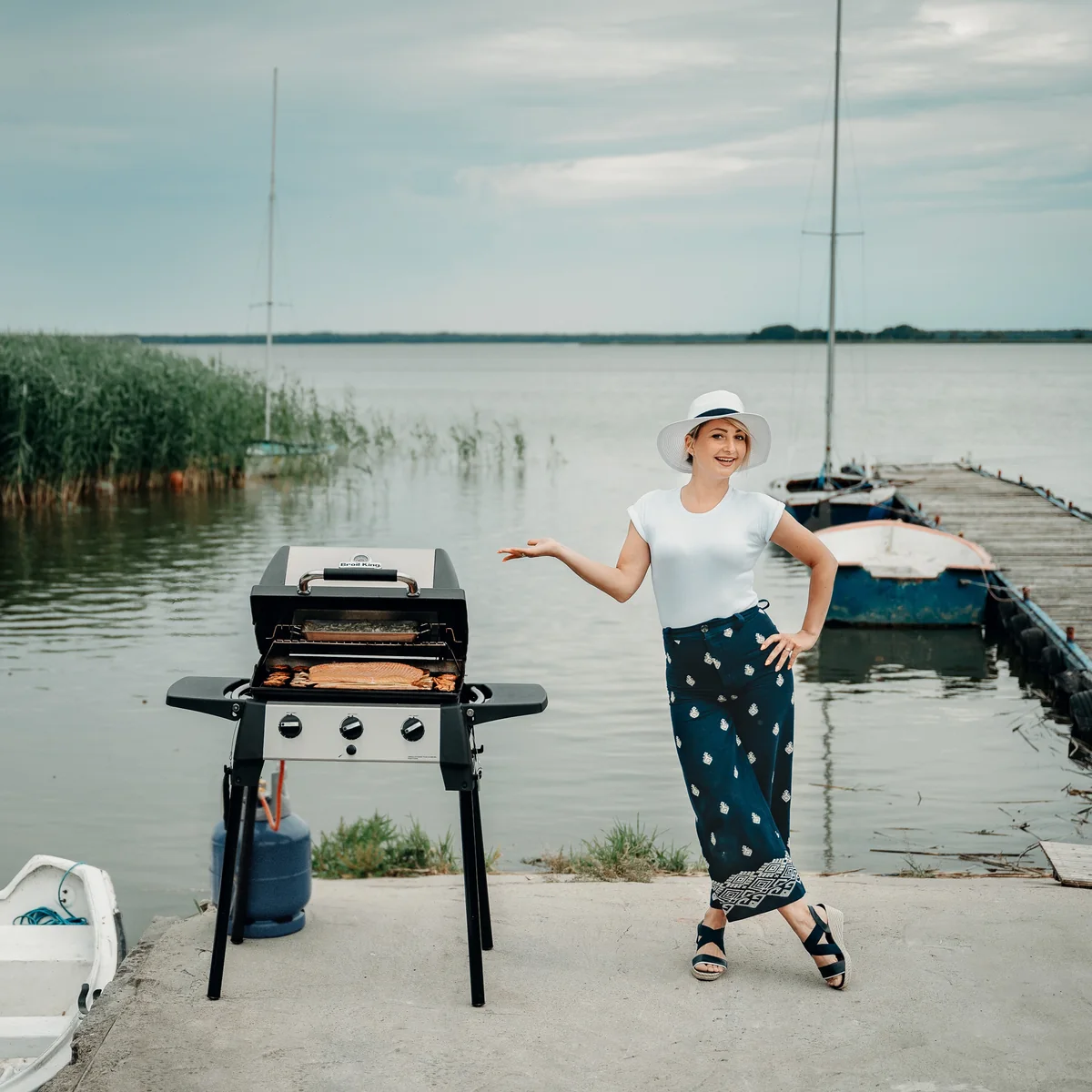 Broil King Porta-Chef 320 на отдыхе у воды — портативный гриль для поездок на машине