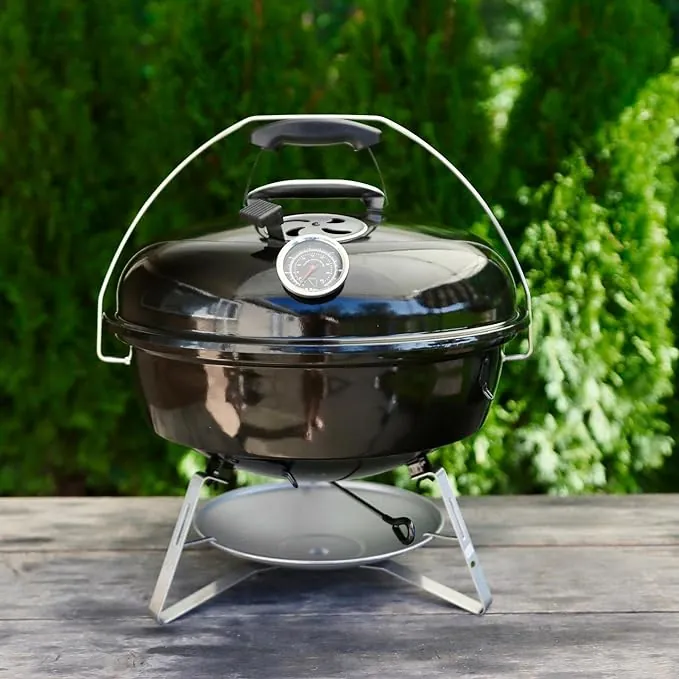 Переносной угольный гриль SnS Travel Kettle 47 см на столе на природе